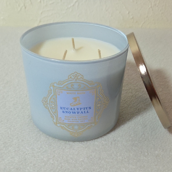 White Barn Eucalyptus Snowfall Candle - Soft Blue - Picture 2 of 3